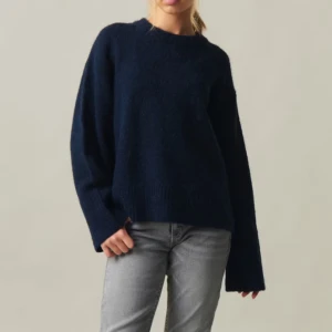 Mörkblå oversized stickad tröja  - Säljer en mörkblå stickad tröja från Gina Tricot, den är oversized och i storlek xs. Har bara använt en gång så typ helt oanvänd.
