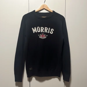Marinblå tröja från Morris  - Tvärfet stickad tröja från Morris 🙌👌. Väldigt bra skick. Lite tajt i storleken som inprincip alla stickade tröjor är. Ställ frågor!😁😁