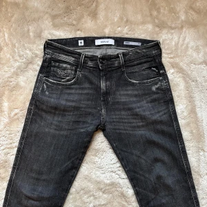 Svarta Replay Anbass - Storlek 30/32. Modell Anbass (slim fit) Aged 05. Eftertraktad modell. Inga defekter. Fint skick. Skriv vid frågor!🙌⭐️