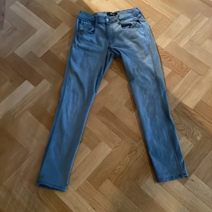 Replay anbass - Hej! Säljer mina gråa jeans från replay. Modellen är anbass och storleken är W32 och L30.