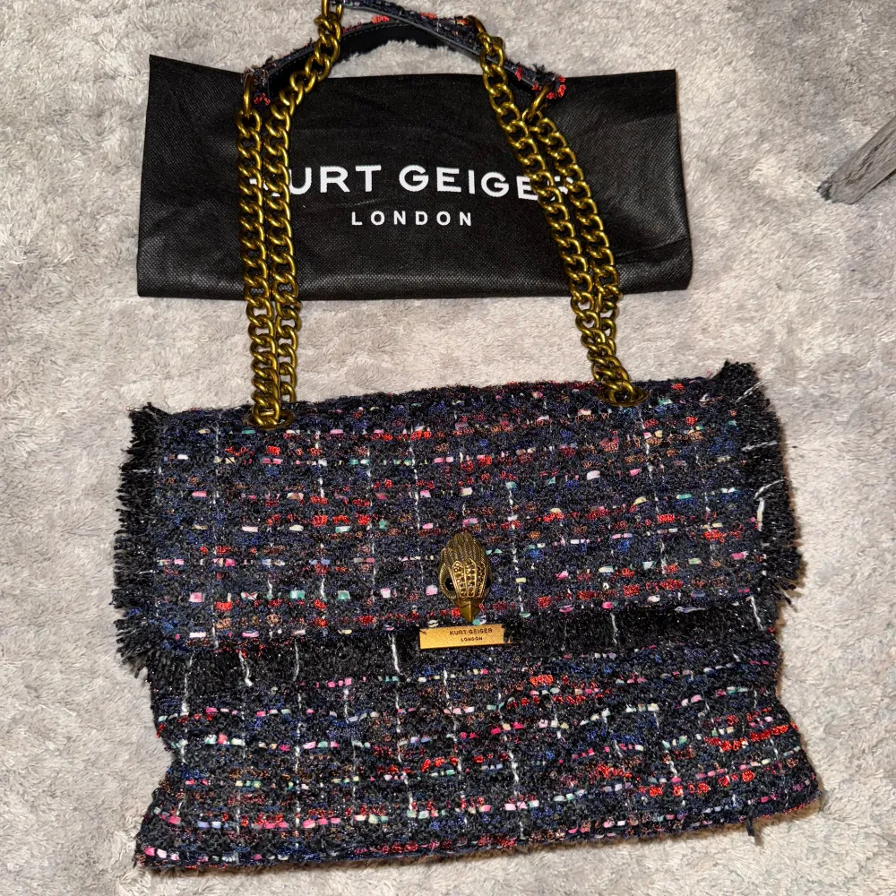 Säljer en snygg flerfärgad axelväska från Kurt Geiger London med ett unikt rutigt mönster. Väskan har en kedja i guld och en dekorativ låsdetalj framtill. Kvitto saknas men dustbag tillkommer!💞. Laukut & Käsilaukut.