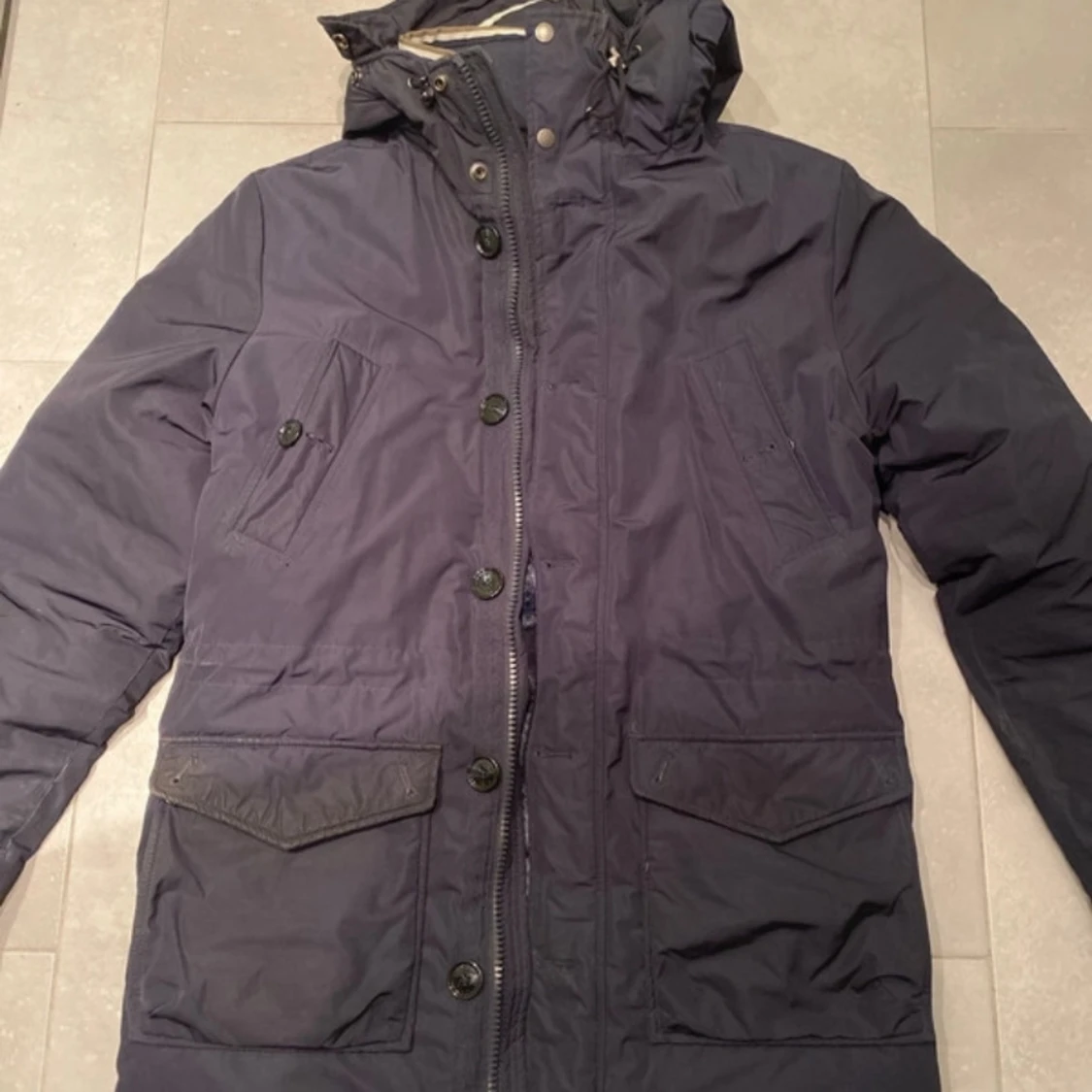 Mörkblå parkajacka från J.Lindeberg