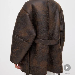 Jacka med knyt  - Jacka by Hanna schönberg. Använt några ggr. Kan skicka bilder på jackan om ni vill se. Original pris 1299kr. Säljer den för 800. Inget skambud 