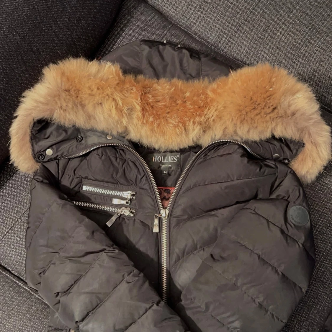 Svart dunjacka från Hollies