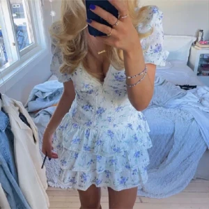 Zara klänning - Jätte fin populär klänning från zara i jätte fint skick🙌🏽🙌🏽💕storlek xs-S