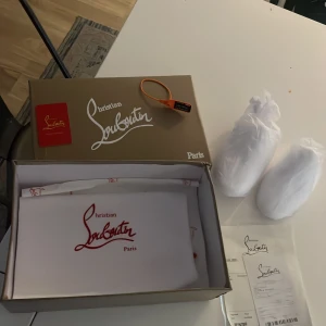 Gröna loubs med den unika röda sulan - Snygga gröna loubs med en unik röd sula. Skorna har snörning och är tillverkade i mocka med en stilren design. Har kvitto och allt med låda och dustbag kanske kan pruta får se med det det är nästan ny skick och jag skulle säga att det är 8-10 i skick🤩kan byta också om man vill