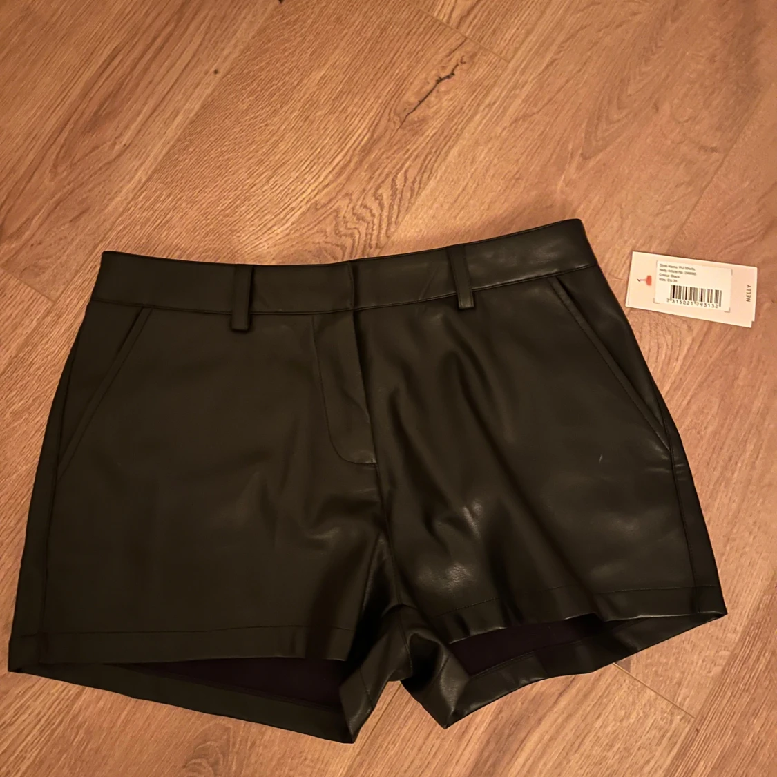 Svarta skinnshorts - 2