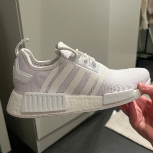 Vita Adidas NMD sneakers - Knappt använda vita Adidas NMDs! Använda typ två gånger kanske. Flång nya! 