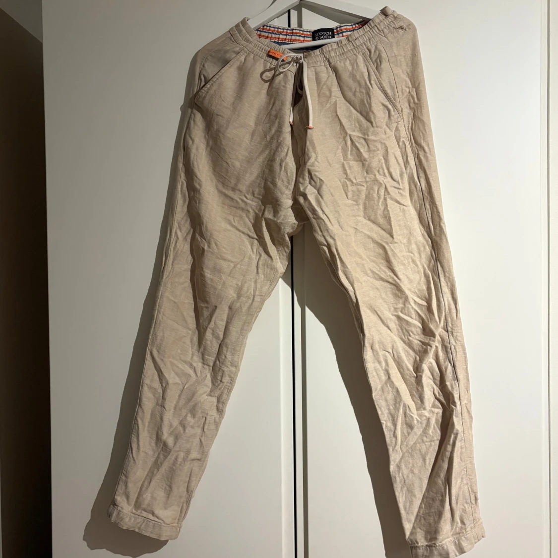 Beige linnebyxor med snörning