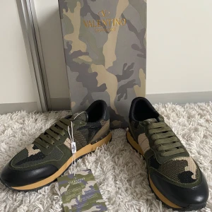 Valentino Rockrunners  - Ett par feta gröna valentino Rockrunners i grön. Det bara skriva vid frågor eller något annat!