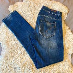 Dondup George Jeans - Säljer dessa sjukt snygga jeans i den populära modellen George från Dondup med slitna detaljer, en  klassisk femficksdesign och knappar framtill. Perfekta för en avslappnad stil hela året om! Jeansen har inga tydliga tecken på användning och är i skick 10/10. Tveka inte på att höra av dig vid frågor eller funderingar! ⭐️