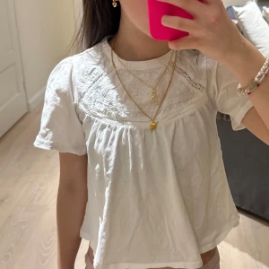 Blus - Jättefin blus från Zara som inte säljs längre! Bra skick men tröjan har gått sönder där bak där man knäpper!