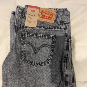 Grå jeans från Levi's - Snygga grå lågmidjade jeans från Levi's som är helt oanvända med lappen kvar! 