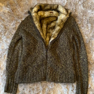 Vintage pälsfodrad cardigan - Hej! Säljer en extremt snygg och unik vintage pälsfodrad cardigan. Extremt efterfrågade eftersom den unika looken. Den har en dragkedja framtill och långa ärmar. Perfekt för kyliga dagar när du vill hålla dig varm, bekväm snygg. Strl L kan kanske passa lite större M!