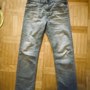  Replay jeans - Snygga grå jeans från Replay med en klassisk femficksdesig skick 10/10 använd fåtal gånger strl 164 cm mitt pris 400kr nypris 1500kr skriv för fler frågor 