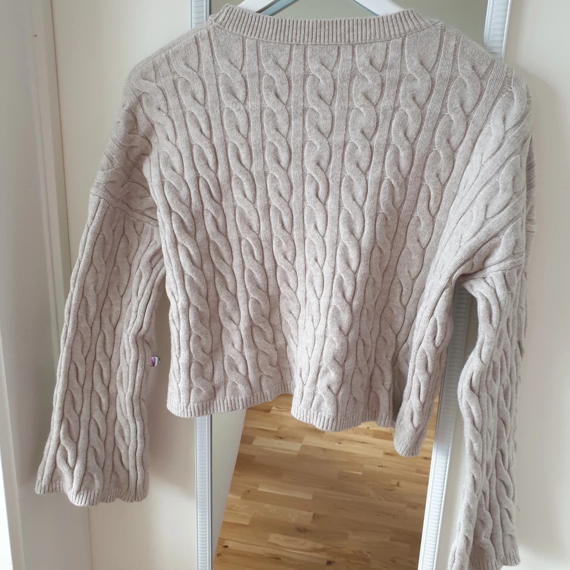Ljusgrå kabelstickad tröja - 1