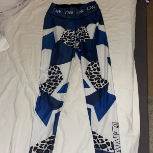 Leggings/tröningsbyxor ICANIWILL - Snygga leggings från ICANIWILL med ett coolt mönster i blått, vitt och leopard. Perfekta för träning med en bekväm passform och elastisk midja. Loggan syns tydligt på benet och midjan. Passar S och XS också 
