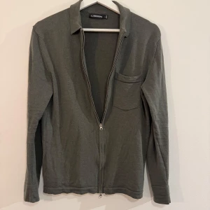 J.Lindeberg zip - Säljer en stilren zip cardigan från J.Lindeberg | Nypris: 1.900kr | Skick: Bra skick, två igensydda hål uppe i nacken som dock knappt syns | Hör av dig vid frågor eller funderingar! 