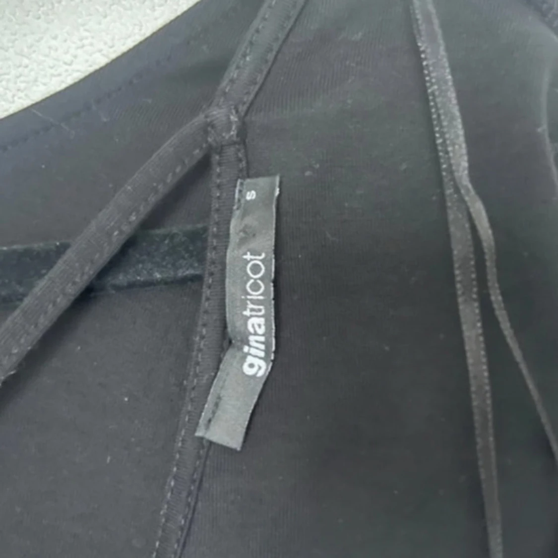 Svart topp med öppen rygg från Gina Tricot - 2