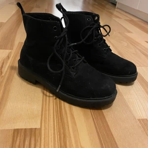 Svarta boots från Divided - Snygga svarta boots i mocka från Divided. Strl 37. Begagnat skick. 