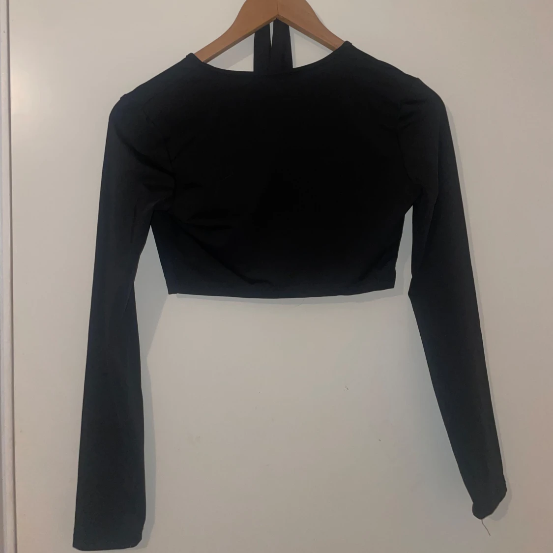 Svart långärmad croppad topp - 90