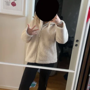 höst jacka! - en fluffig jacka som liknar dom populära jackorna från hm, storlek 34, har lite missfärgat längst ner på insidan av jackan så inget som syns. kom privat för bilder!💕
