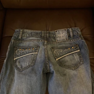 Skit snygga bootcut-jeans! - Ett par skitsnygga bootcut-jeans som det står ska vara från Reporter. Säljes endast då dom tyvär är för små för mig 🥲Köpte dom här på Plick! Dom är riktigt lågmidjade och skulle passa någon med storlek 32-34 i jeans, själv har jag 36 och dom är för små. Jag är 155cm och dom är bra i längd på mig. 