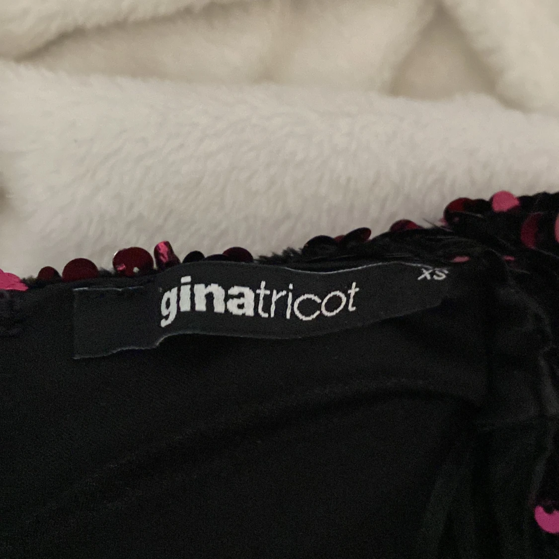 Vinröd paljettklänning från Gina Tricot - 90