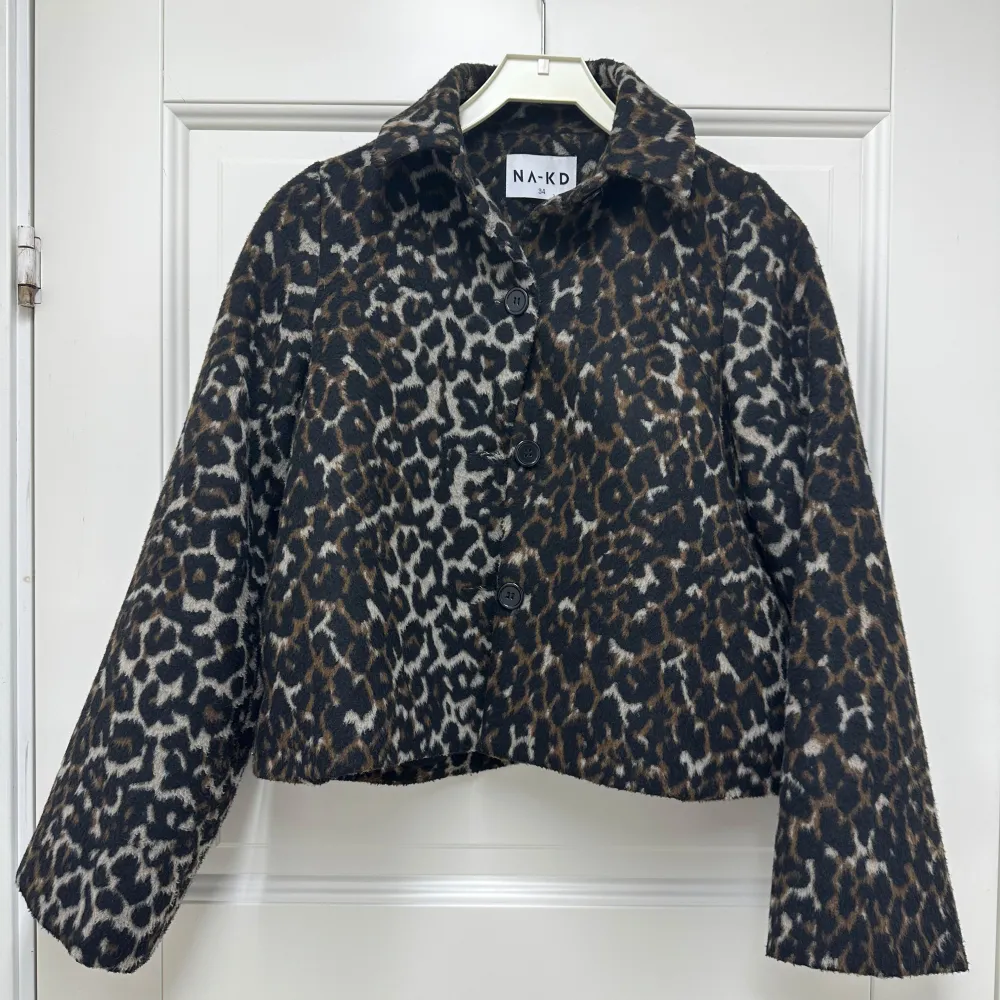 Säljer en supercool leopardmönstrad jacka från NA-KD i storlek 34. Jackan har långa ärmar och knappar framtill. Perfekt för att ge din outfit en trendig touch. 🐆. Jackor.