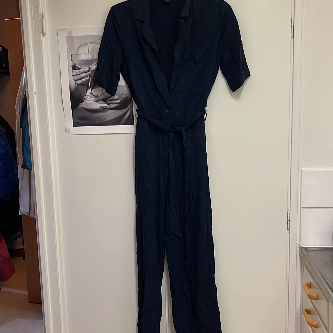 Mörkblå jumpsuit med bälte - 90