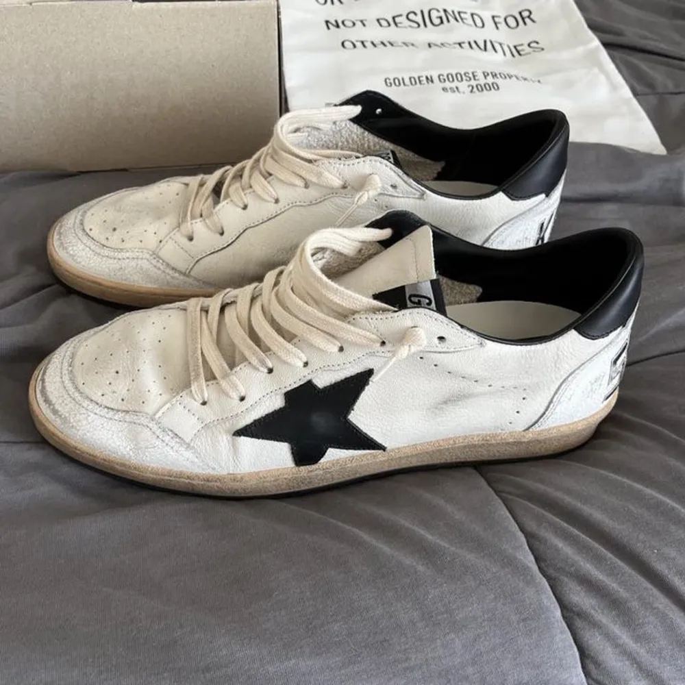 Golden Goose Ballstar sneakers i storlek 46. Köpta i augusti, har bara testat dom inomhus. Har kvittot på mejl köpta på golden Goose hemsidan för 5899. Allt OG medföljer. Kom med bud:) . Skor.