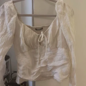 Blus - En kräm vit jättefin blus från Gina i strlk  S