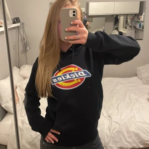 Dickies hoodie - Fet dickis hoodie som inte kommer till användning, är XS men passar mig som har S, fråga gärna nått😊jätte mysig dessutom😌