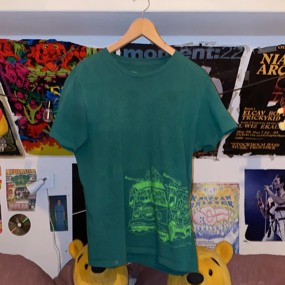 Säljer en grön t-shirt med ett ascoolt (🤘👩‍🎤) Ninja Turtles-tryck. T-shirten är från Lootcrate och är jättemysig och skön 🐢. T-shirts.