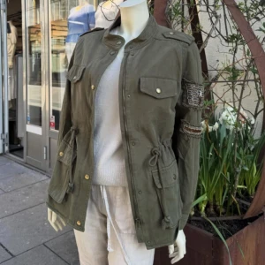 Grön Jacka - Säljer denna super snygga jackan som aldrig kommer till användning. Den är som sagt väldigt sparsamt använd så den är i nyskick!!