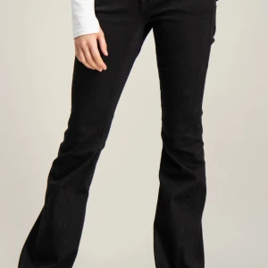 Svarta low waist bootcut jeans  - Snygga svarta bootcut jeans, i helt okej skick säljer pågrund av att dom inte riktigt kommer till användning längre,kom privat för flera bilder på dom!