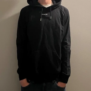Svart OACE hoodie - Helt ny svart OACE hoodie i väldigt bra skick. Storlek L men väldigt liten i storleken så passar M eller S. Nypris 1200 kr