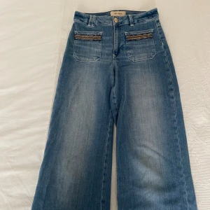 Mos Mosh jeans - Säljer dessa flare jeans från Mos Mosh! Storlek 24 men enormt stretchiga så funkar för storlek 25/26 också. Kedjorna på fickorna har lossnat lite men väldigt lättlagat och annars fint skick. Köptes för 1800:- Långa och väldigt utsvängda.
