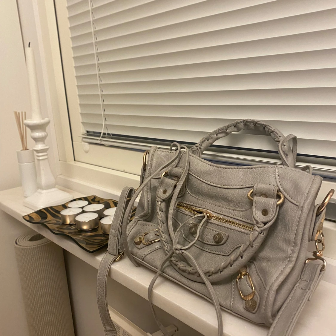 Grå handväska