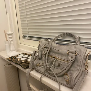 Grå handväska - Trendig och snygg, inga defekter. ‼️‼️ Ej äkta. 