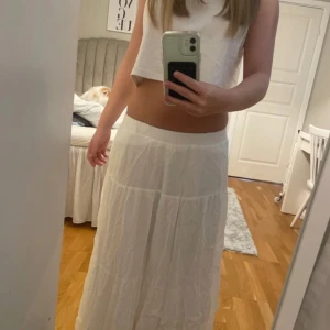 Långkjol - Jätte snygg långkjol, den har två tyg så inte genomskinlig. Passar mig som är 163. Storlek M men passar S och XS