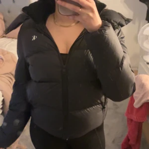 calvin klein vinterjacka  - nästan helt ny använd 3 gånger köpt från riktiga hemsidan för 2699 storlek s och säljs för 1500 pris kan diskuteras