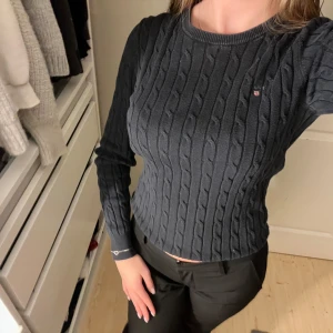 mörkblå stickad tröja  - säljer en mörkblå stickad tröja från gant, tröjan är långarmad, man kan vika tröjan längst ner om man föredrar den som en magtröja som på första bilden! 🖤