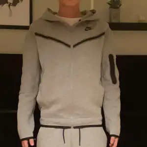 Säljer Nike Tech Fleece i grå. Hoodien är i väldigt bra skick och använd max 5 gånger. Den är XL i barn men passar som XS i herr. Köpt från Nikes hemsida. Hoodien för endast :- 499 nypris :-1100.  Kontakta mig om du några funderingar eller mer bilder.