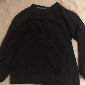 Svart tröja från H&M - Säljer en enkel och stilren mörkblå  tröja från H&M. 