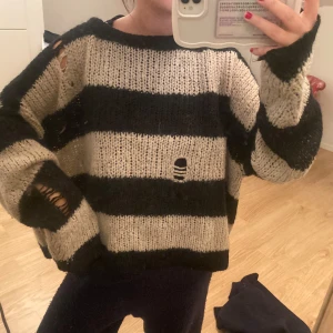 Stickad tröja - Säljer denna zara tröja med coola detaljer