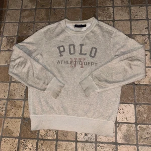 Ralph Lauren tröja - Tja, jag säljer min Ralph Lauren tröja! Den är i storlek M och har blivit använd några gånger. Jag hittade en fläk på den som nog går bort i tvätten. Skriv till mig vid några frågor! 💬 