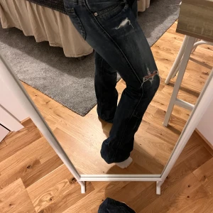Lågmidjade jeans  - Jätte fina små hål och från Levis ❤️