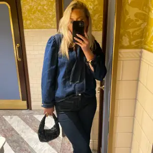 Jeans blus från Zara! I storlek L men passar mig som vanligtvis har M. Använd fåtal gånger ❤️‍🔥