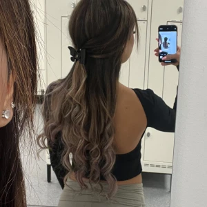55 cm tejp löshår  - Ombre tejp slingor från hellobombshell 200gram tog ut efter en vecka efter som jag inte tyckte färgen passa mig så dom är i top nyskick, ny pris 4800 säljer för 2800 prissänkning vid snabb affär ❤️